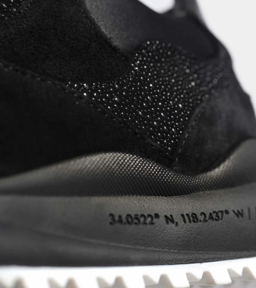 Santa Monica | Carbon Black Stingray Suede AHP211-25